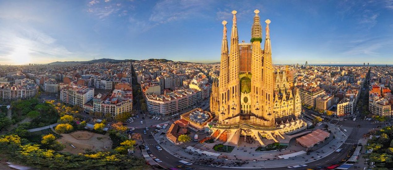 Barselona'nın renkli ve mozaiklerle süslü Park Güell'inden genel bir görünüm, Gaudi'nin eşsiz tasarımını ve şehrin panoramik manzarasını sergiliyor.